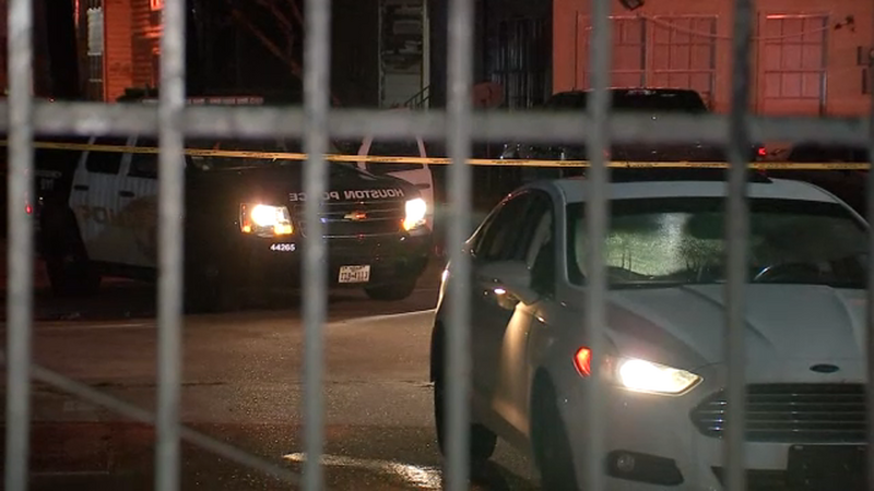 Off Duty Security Guard Killed In Apartment Shootout Overnight On Greens Parkway Police Say Abc13 Houston