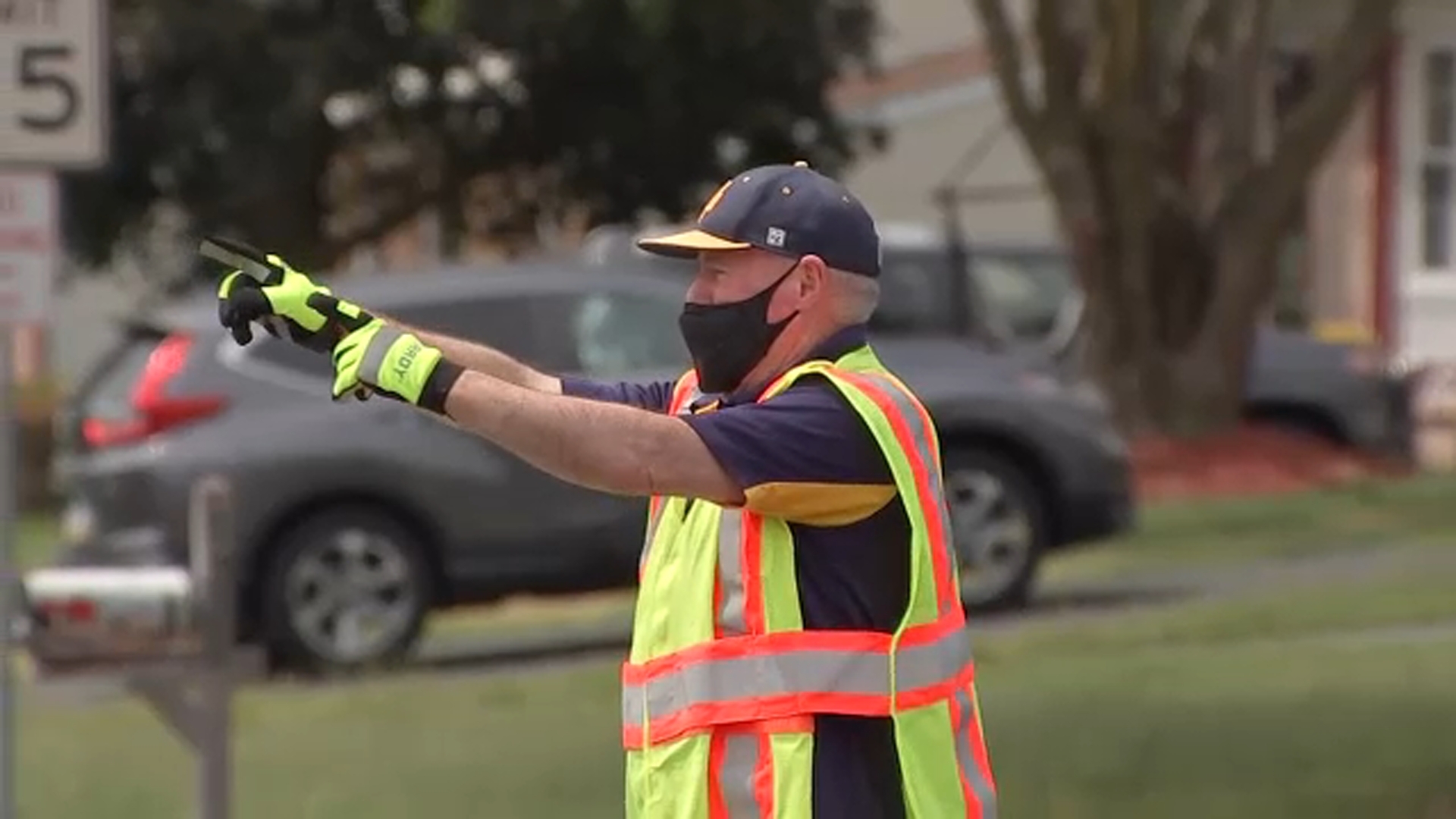 Emotional sendoff for beloved school resource officer