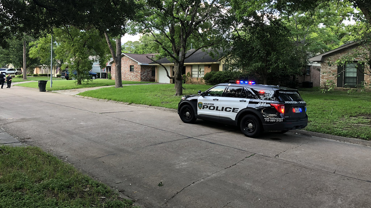 2 arrested, 10 rescued in possible human smuggling case, HPD says