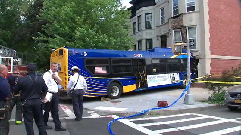 Mta Bus Crash New York : 13 hurt in MTA bus, truck crash in NYC ...