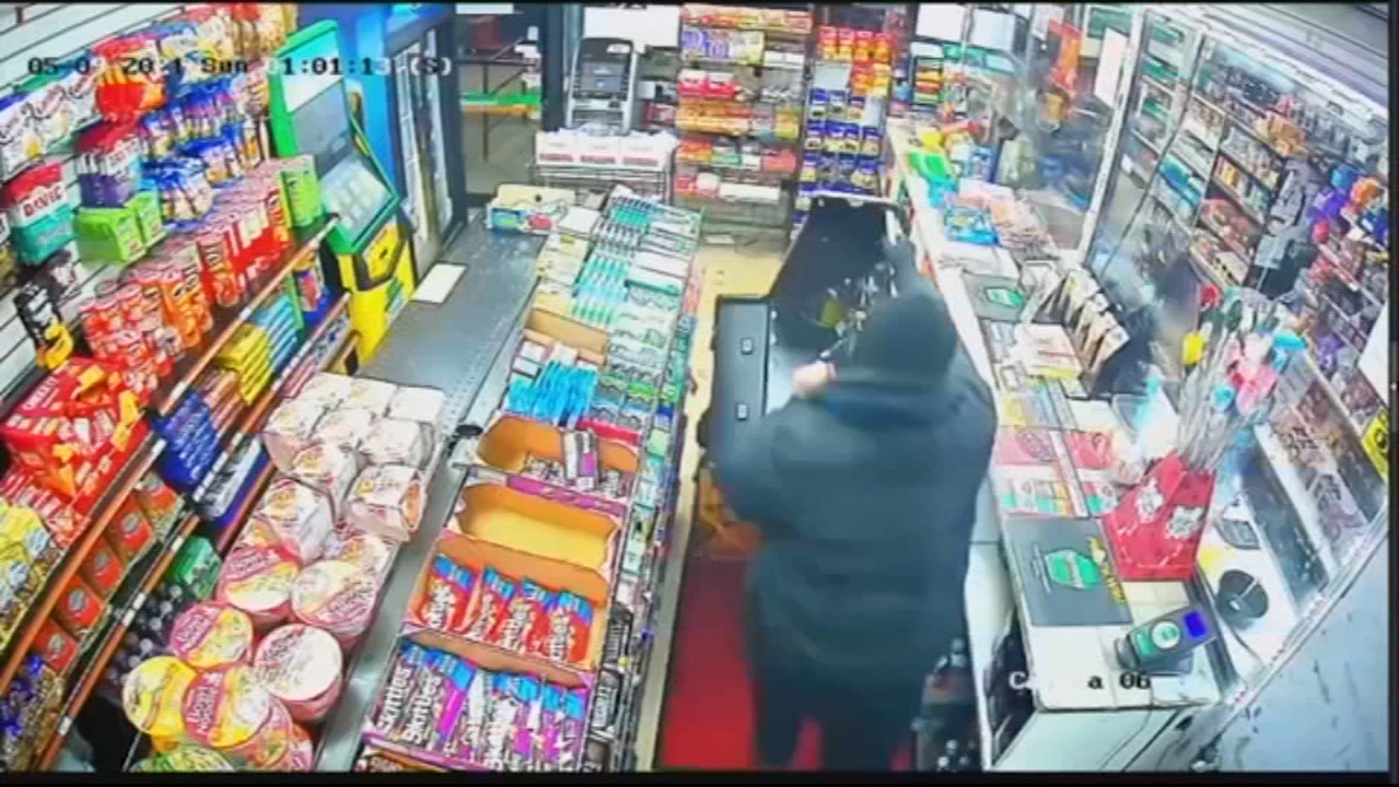 Police search for suspect in Philly gas station robbery 