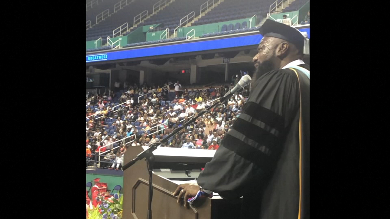 NC principal sings 'I Will Always Love You' to students at graduation