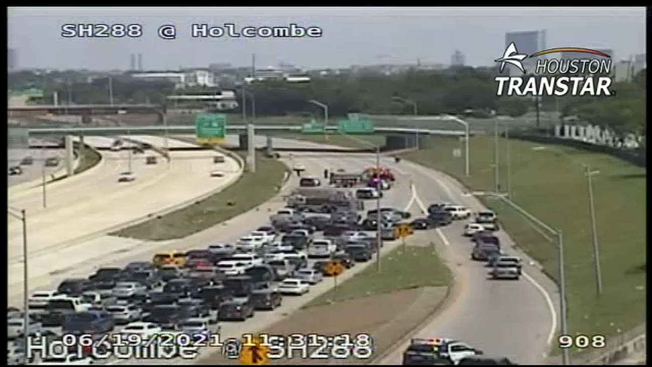 Houston Traffic At Least 1 Dead In Highway 288 Crash Near Holcombe Abc13 Houston