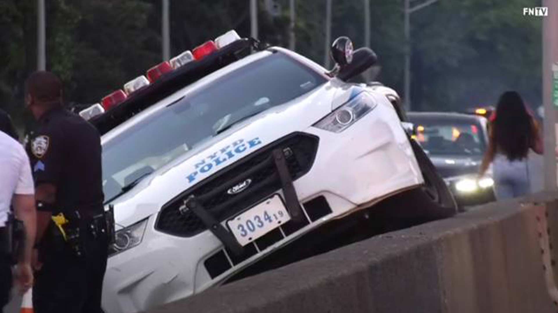 2 officers injured while taking accident report on Cross Island Parkway