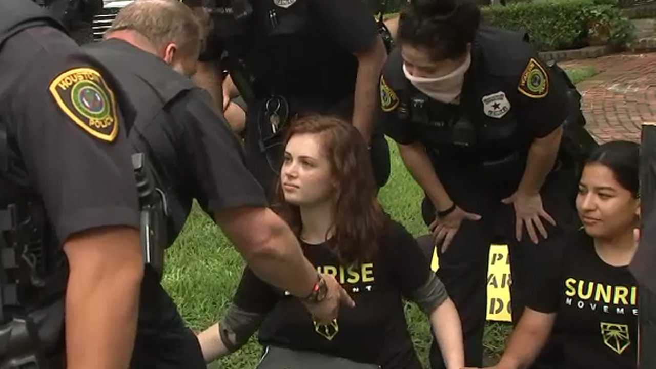 8 arrested during protest outside of Sen. Ted Cruz's home