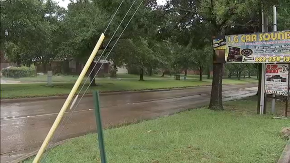 Father shoots alleged 'peeping Tom' outside little girl's window