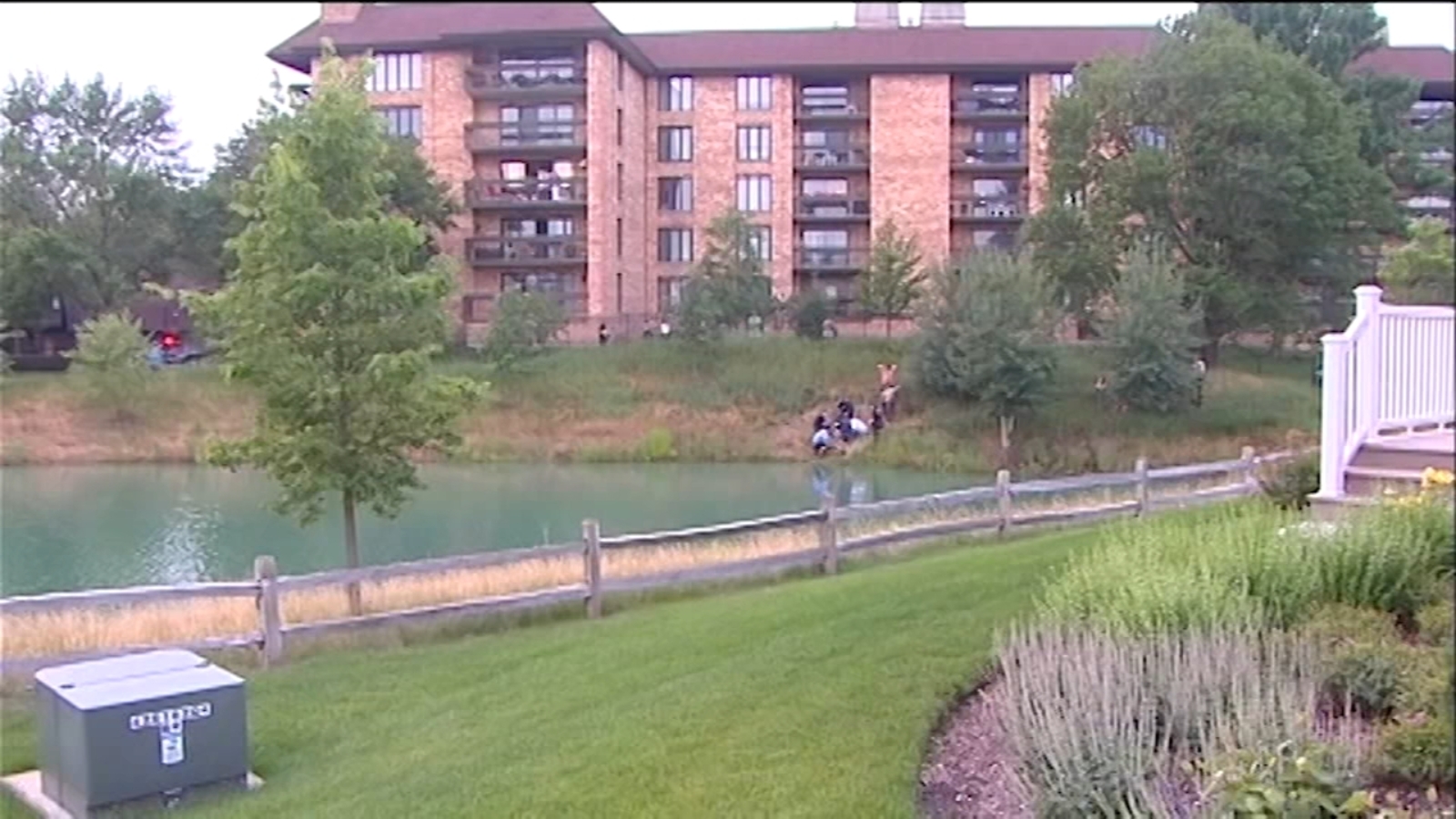 Child Dies After Being Pulled From Mission Hills Condo Complex Retention Pond In Unincorporated Northbrook Abc7 Chicago