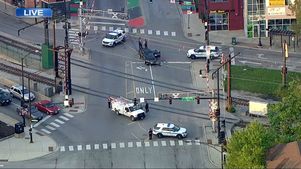 Concealed carry holder grazed in South Shore shootout after crash: CPD