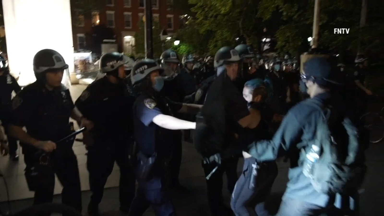 6 arrested in clashes with NYPD officers closing Washington Square Park ...