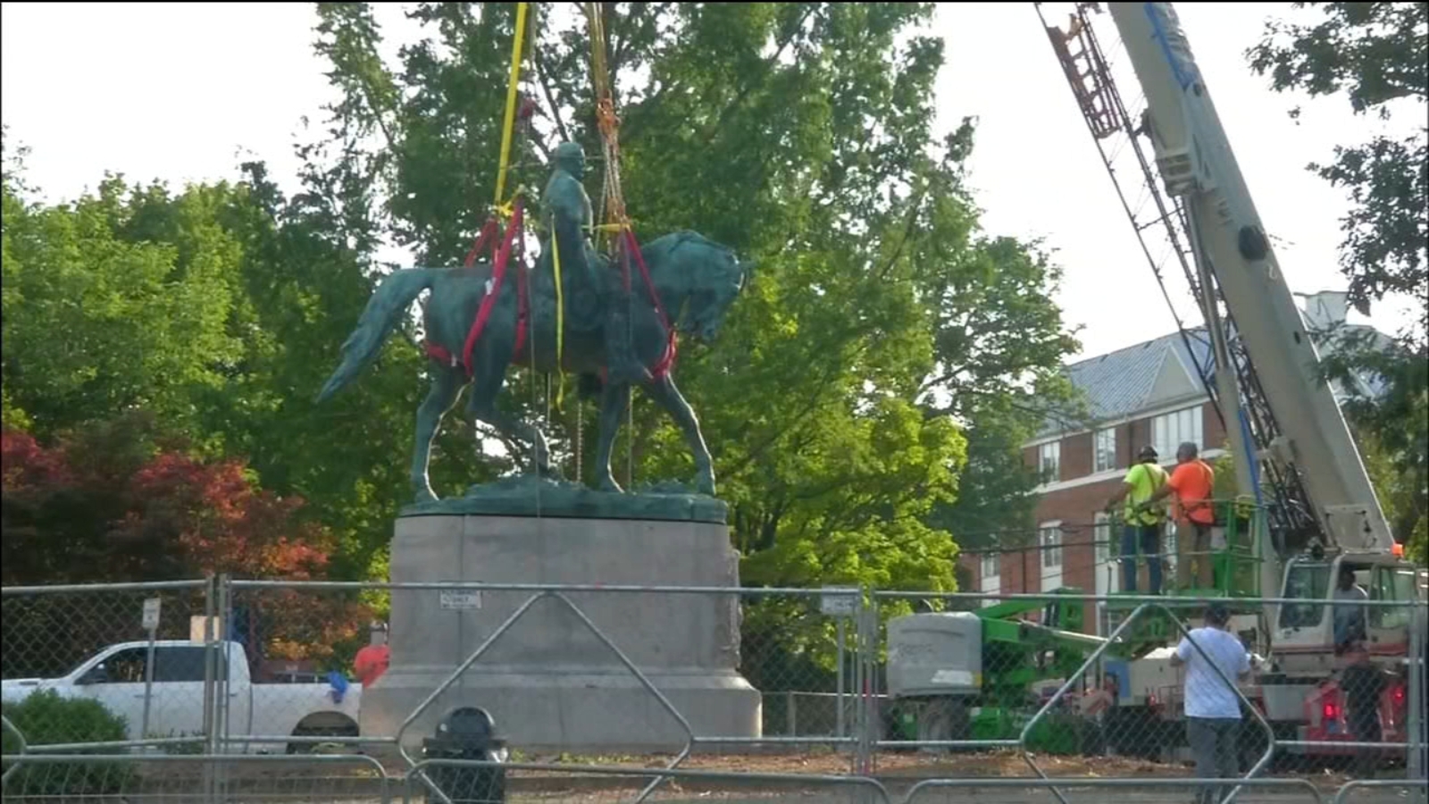 Crews remove Confederate statue in Charlottesville, Virginia ABC13