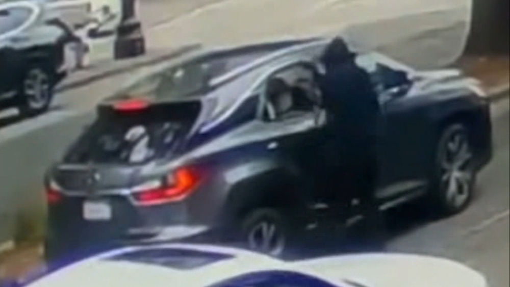 EXCLUSIVE: Suspect breaks into car stuck in Oakland traffic
