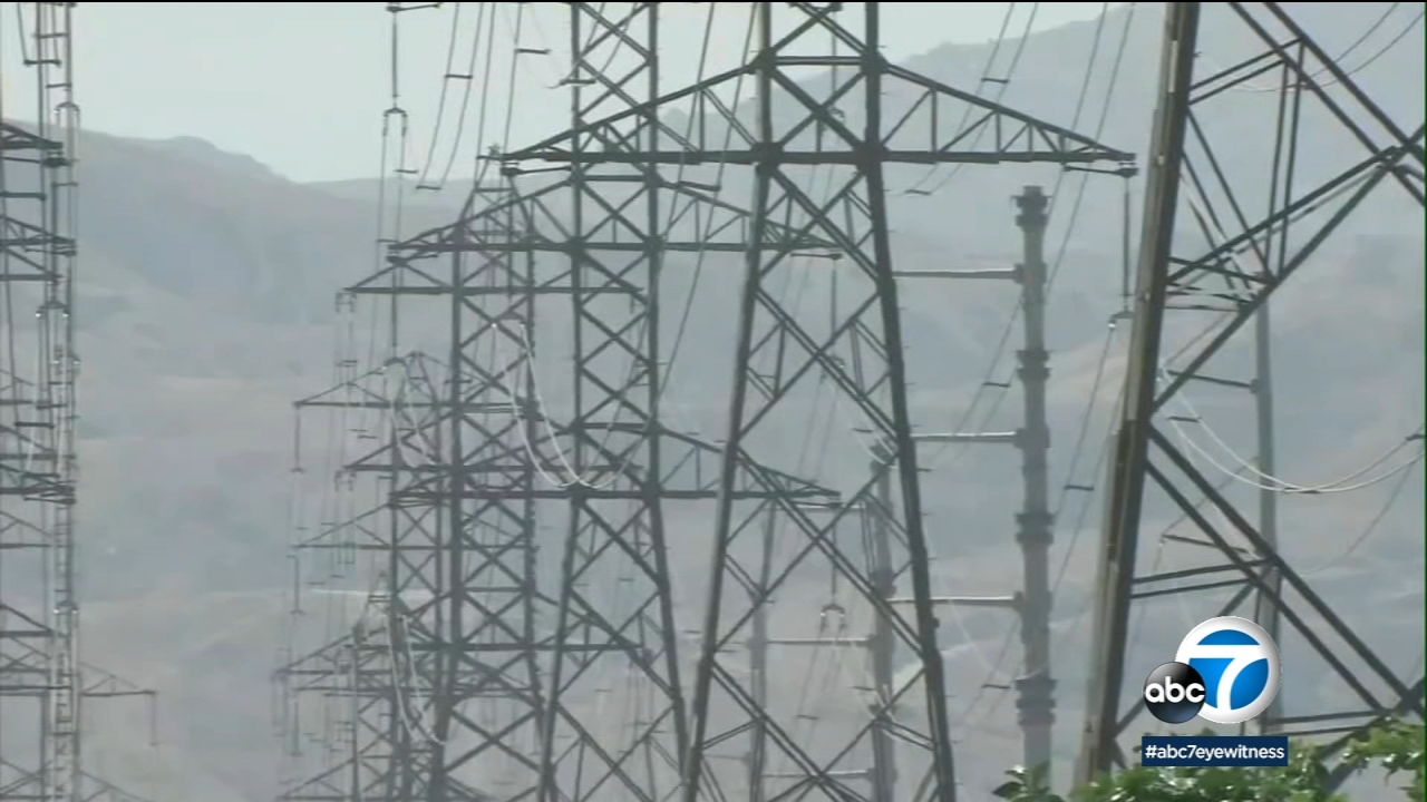Oregon's Bootleg Fire threatening California's power supply