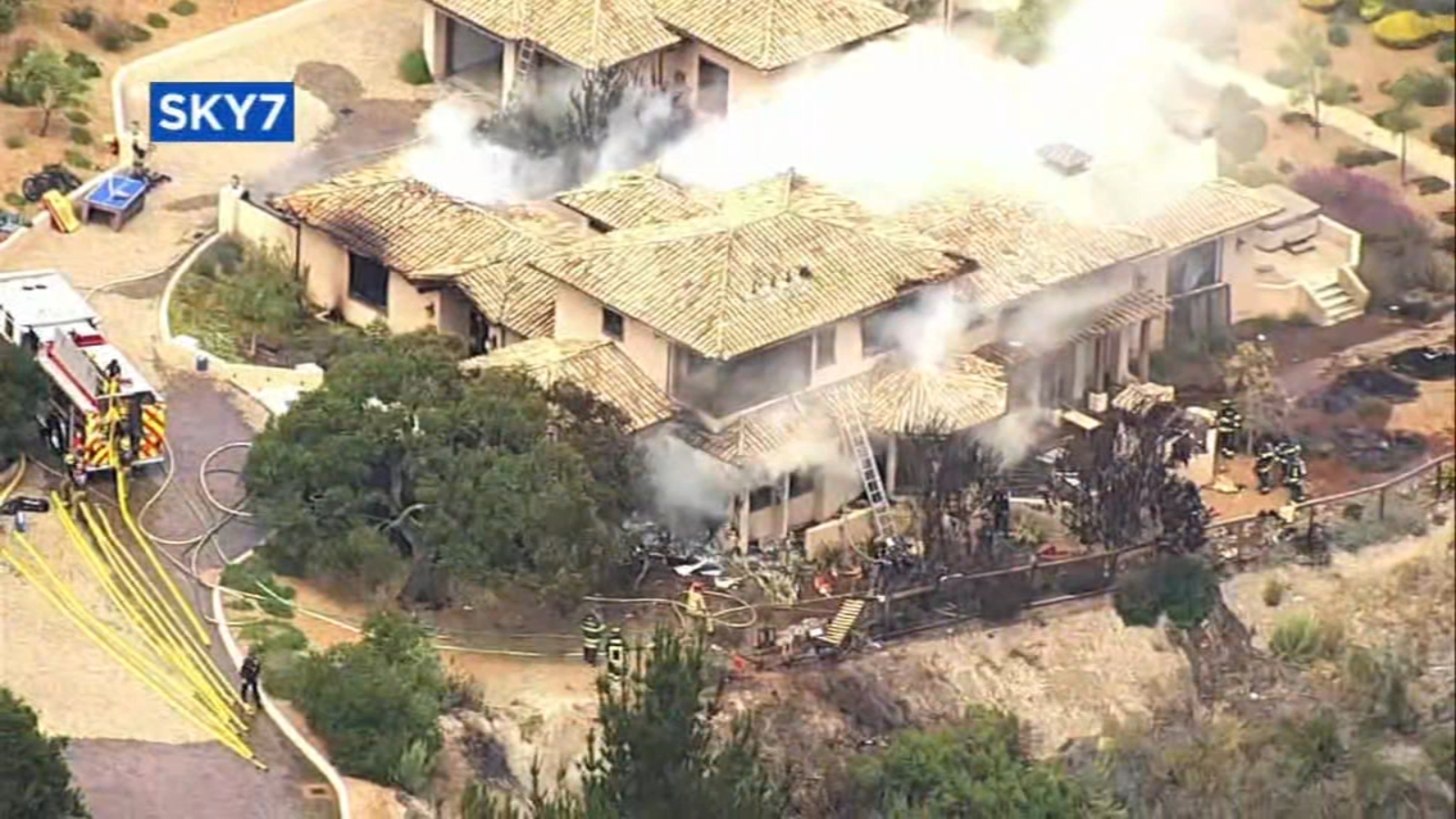 2 Dead After Airplane Crashes Into Monterey California Home Sparks Brush Fire Abc7 San Francisco