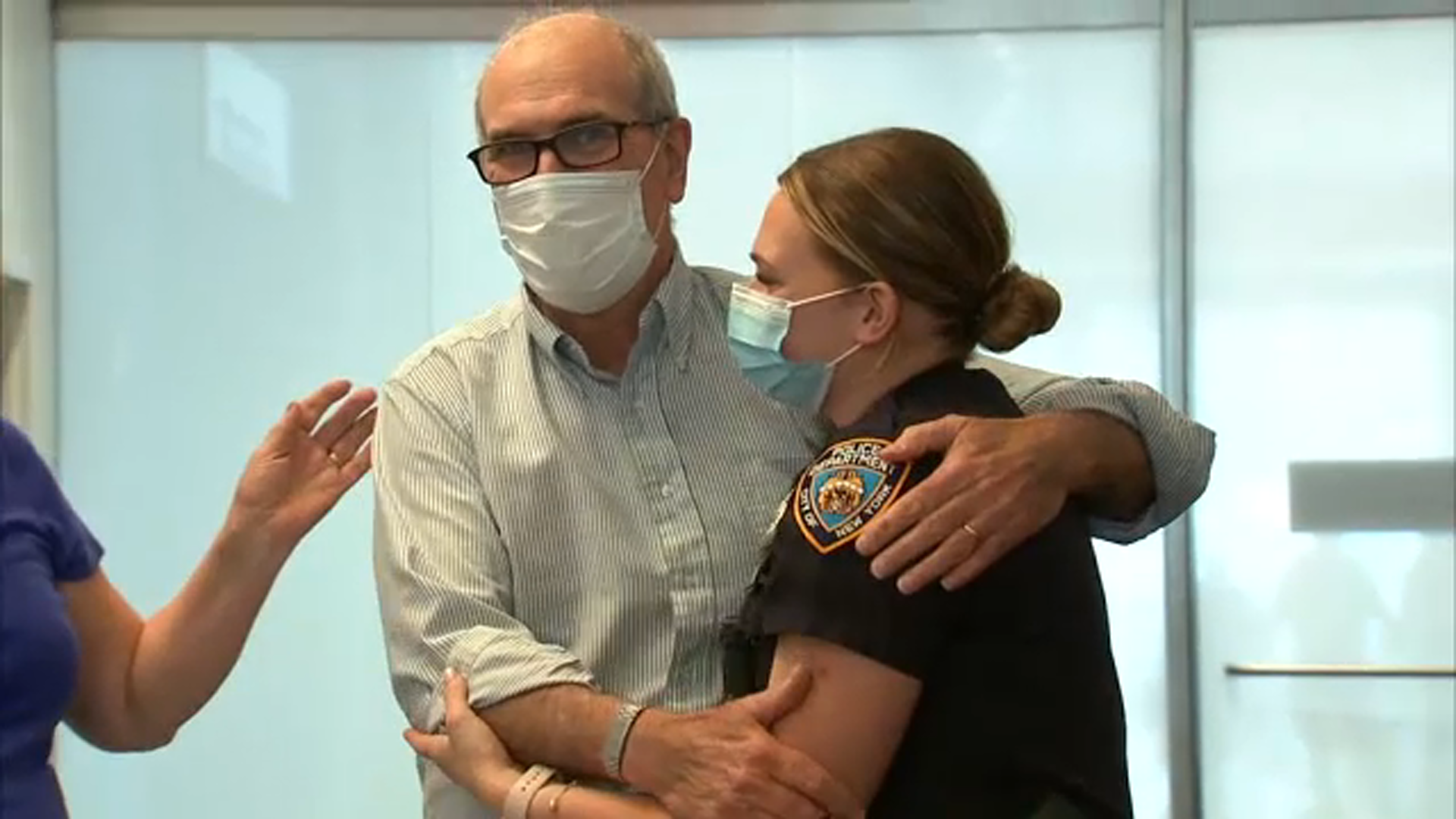 2 NYPD officers save French tourist's life after he collapsed