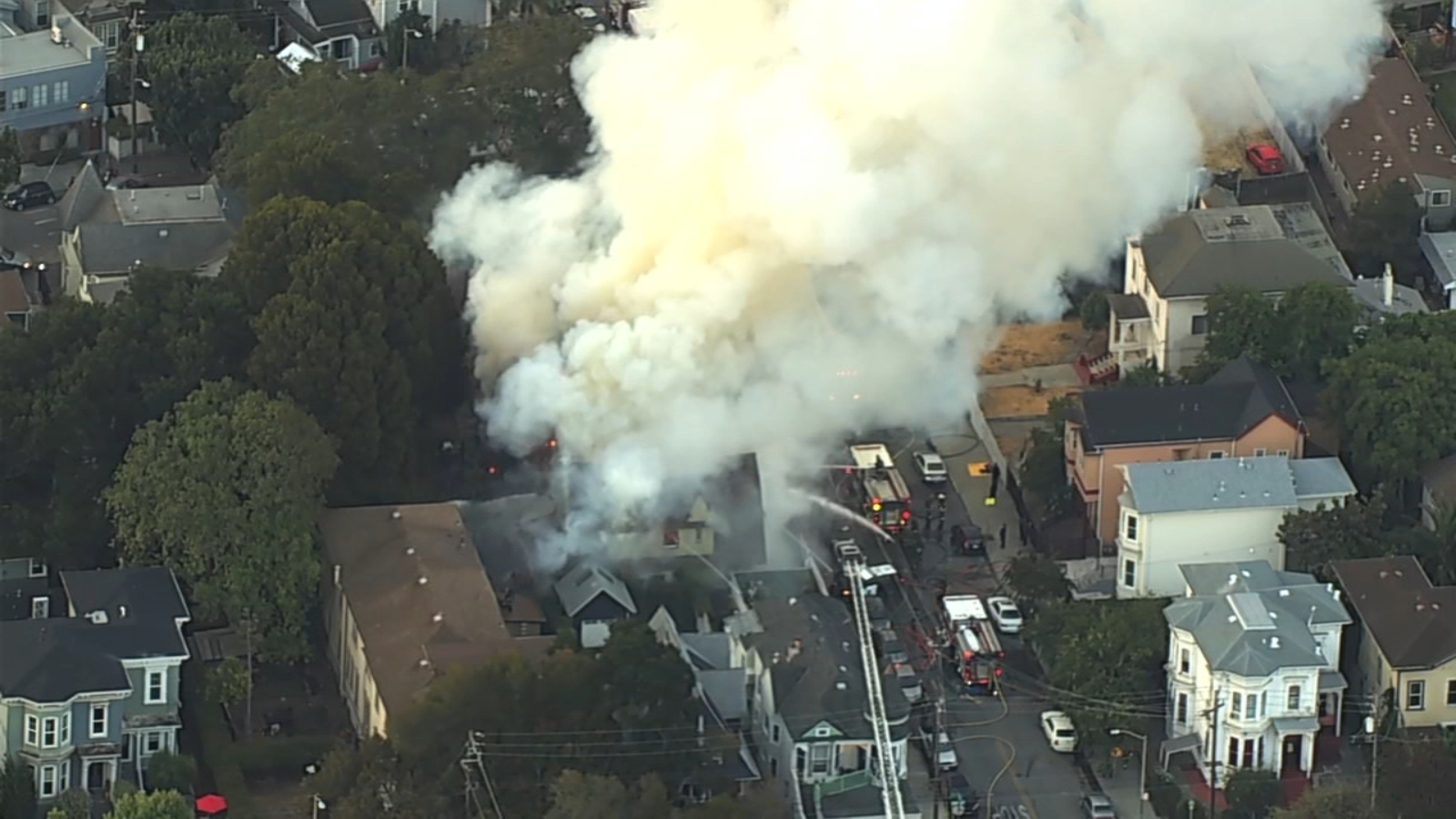 Oakland Residents Say 3 Alarm Fire Started In Home Occupied By Squatter Fire Now Under Control Abc7 San Francisco