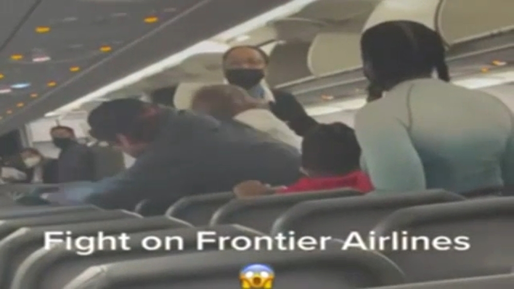 2 passengers fight on Frontier Airlines flight