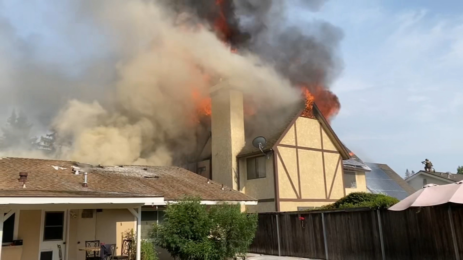 Firefighter Injured Several People Displaced By House Fire In Northwest Fresno Abc30 Fresno