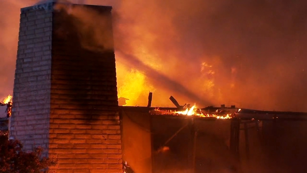 Large fire rips through northeast Fresno building