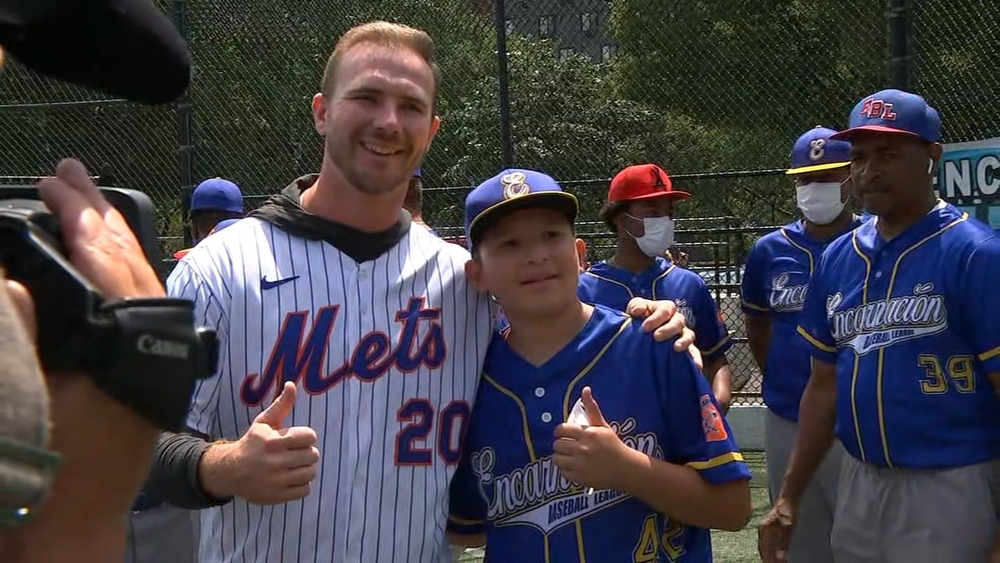 Mets' Pete Alonso suprises Little Leaguers in Queens