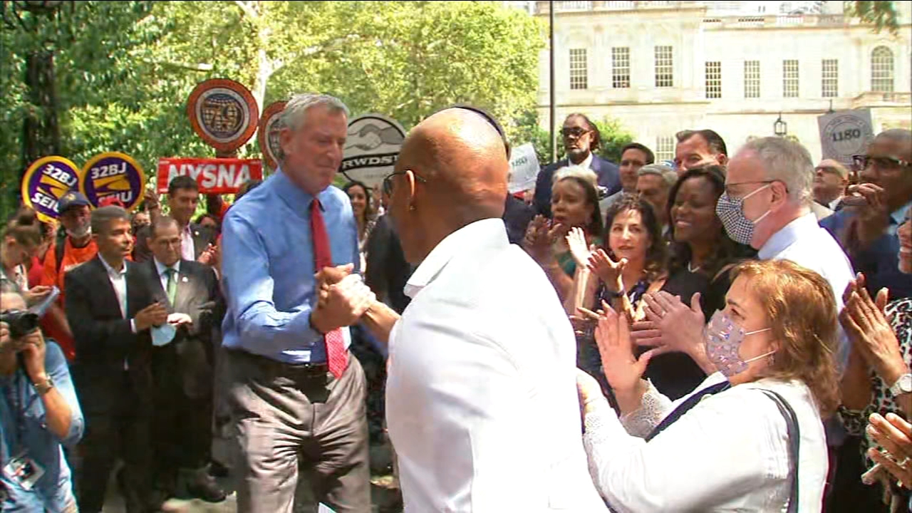 Adams kicks off general election campaign with de Blasio endorsement