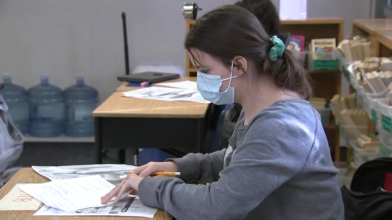 Dueling Petitions Fuel School Mask Debate In Hinsdale District 181 District 89 Reinstates Mask Police Abc7 Chicago