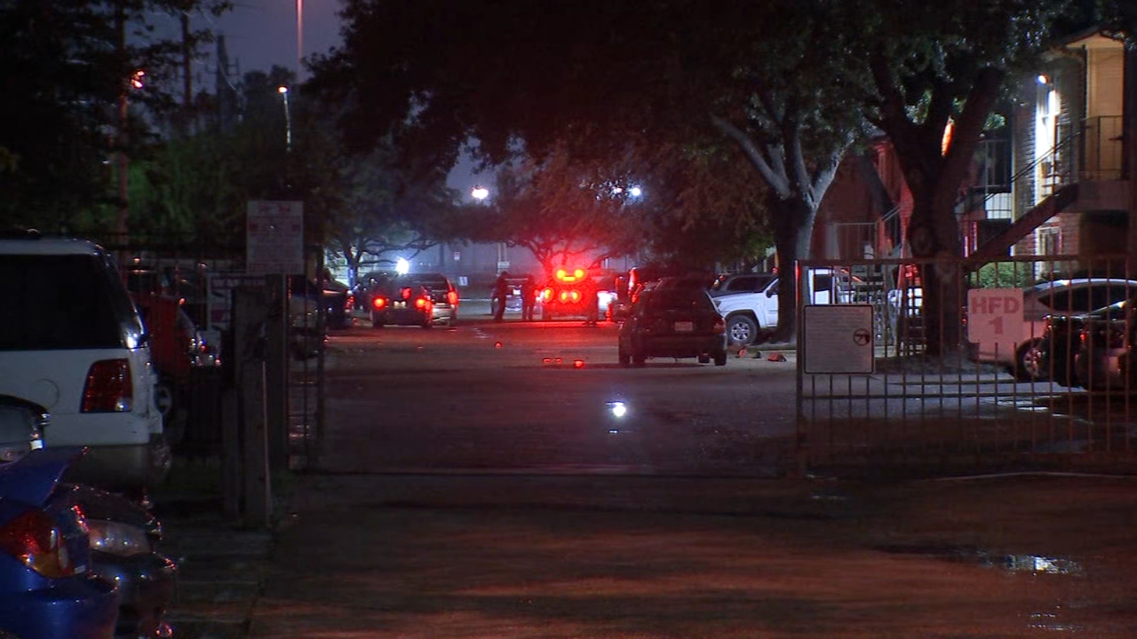 Security Guard Shot In The Chest While Working At Nw Houston Apartments Abc13 Houston