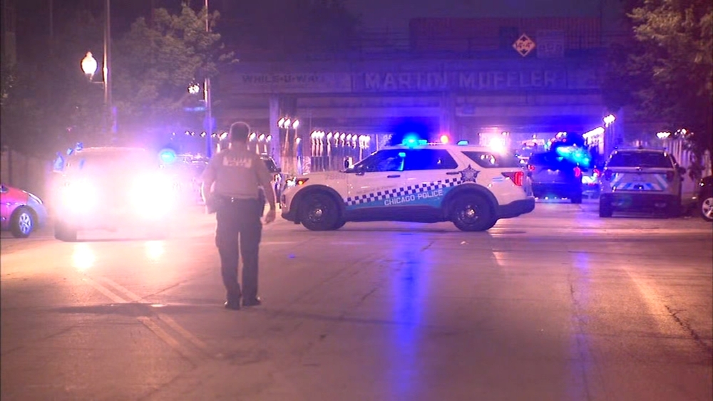 2 Chicago police officers shot, 1 killed in West Englewood shooting