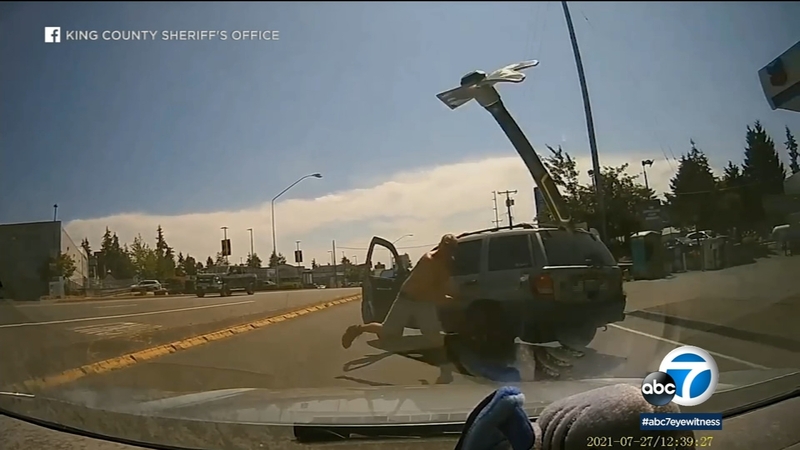 Road Rage Suspect Throws Pickaxe Through Driver S Windshield In Washington State Dashcam Video Shows Abc7 Los Angeles