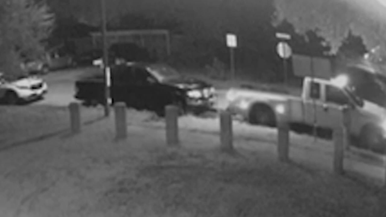 Video shows thieves using tow truck to steal cars