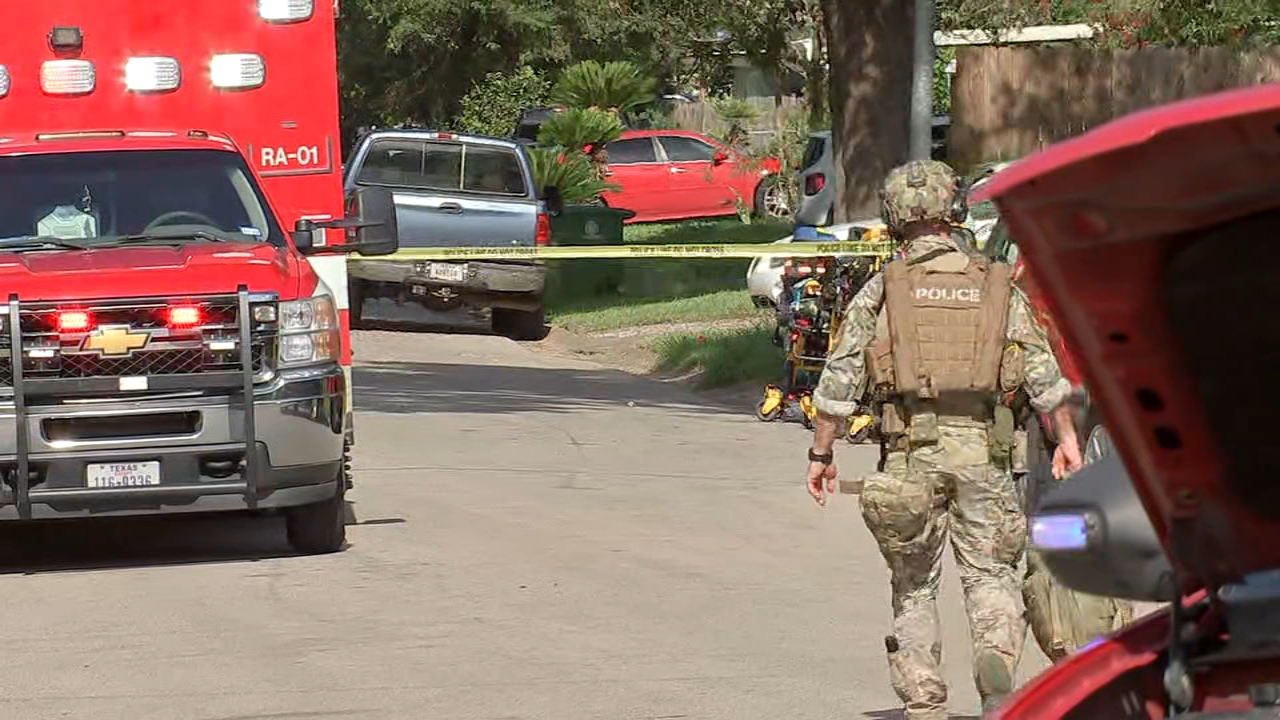 Man barricades himself in home with 4 kids, SWAT officers say