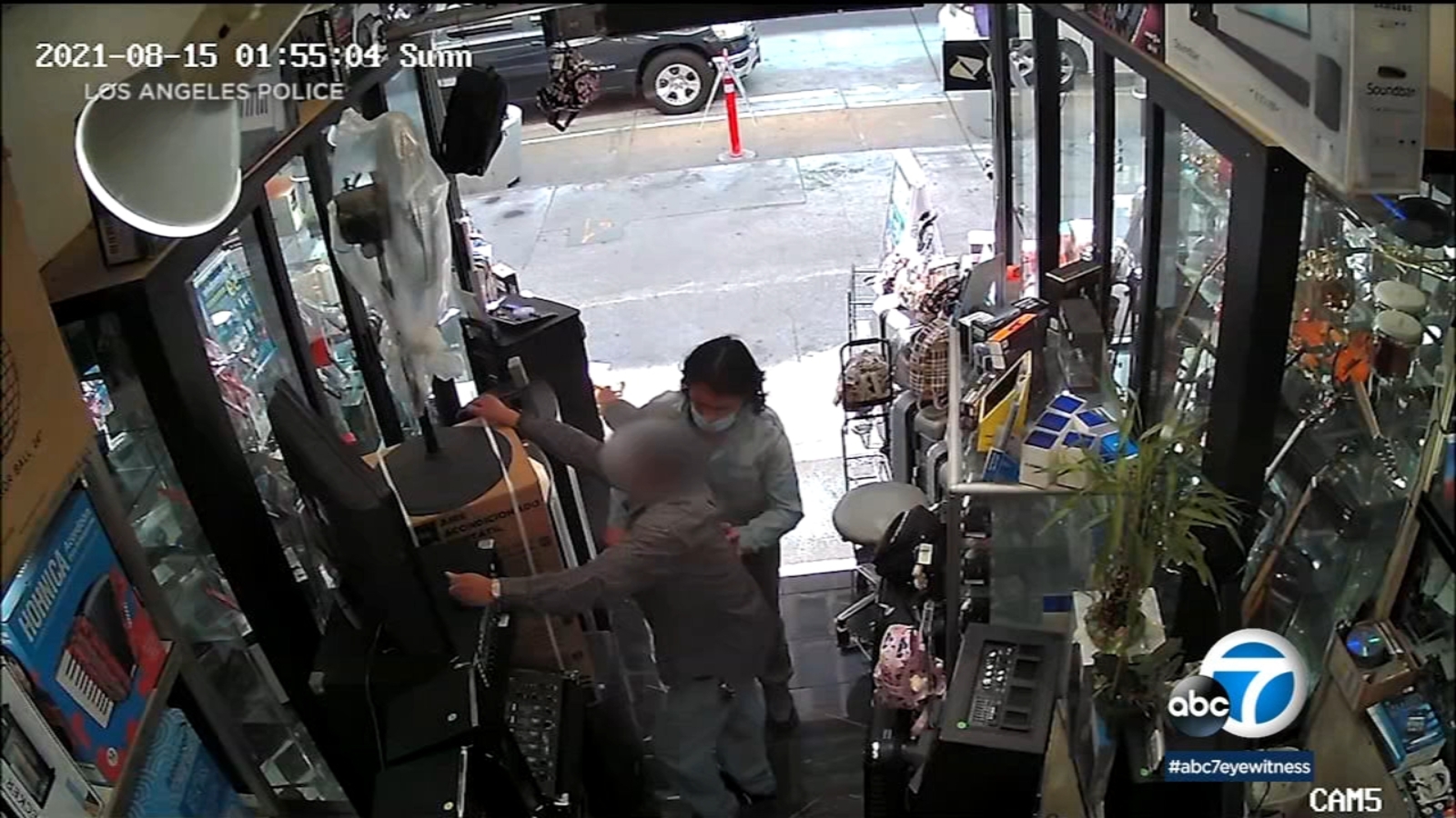 LAPD seeking public's help identifying suspect caught on video stabbing ...