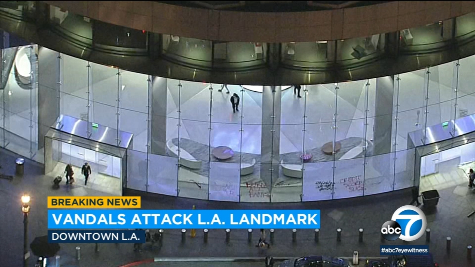 U S Bank Tower In Downtown La Vandalized With Anti Bank Graffiti Abc7 Los Angeles