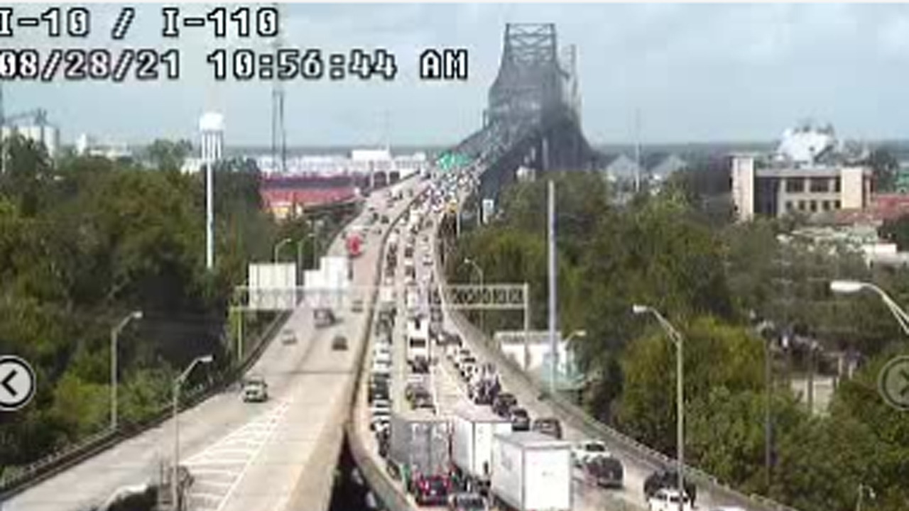 Louisianians scramble to evacuate ahead of Hurricane Ida