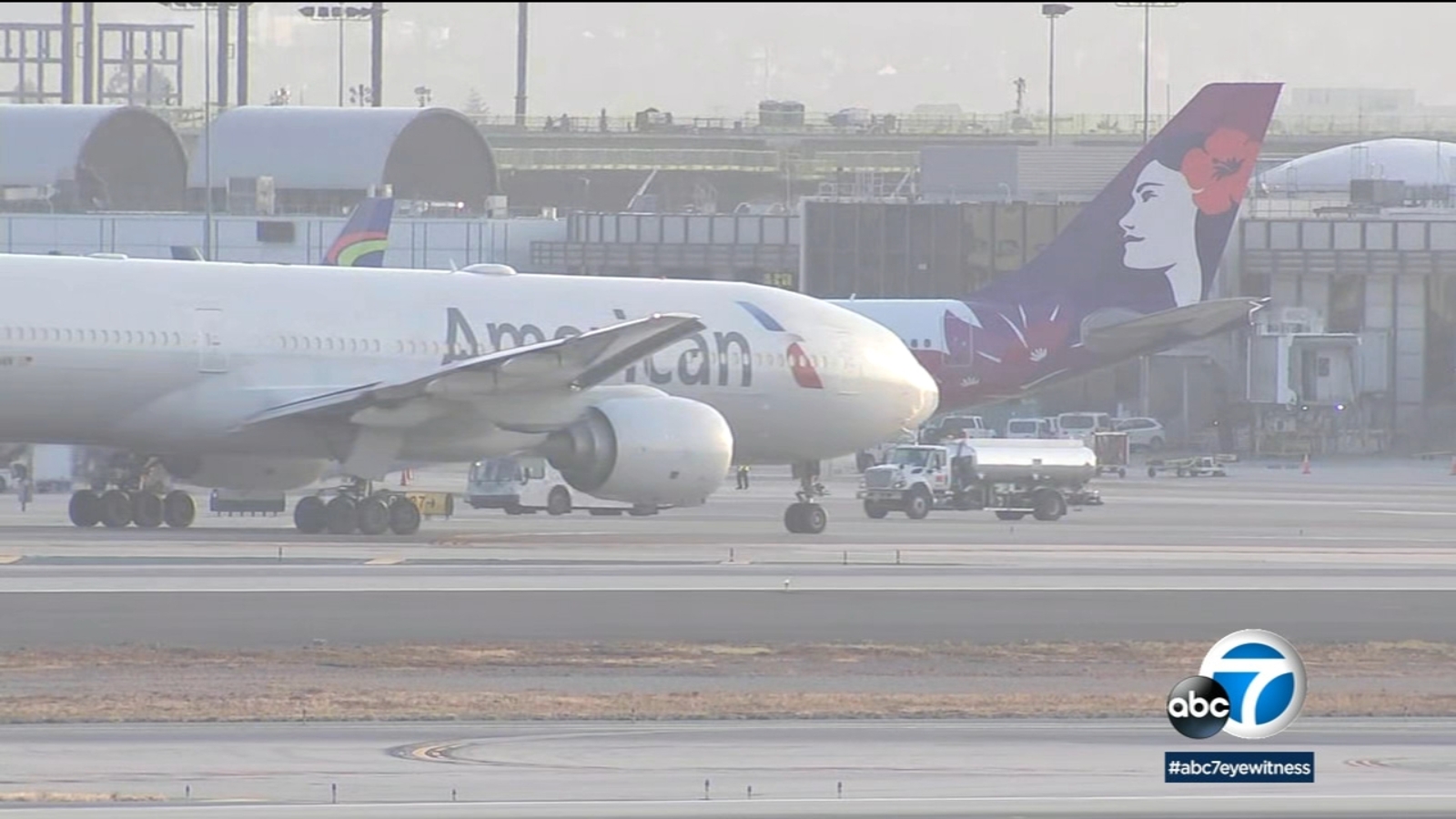 Lax Man Arrested For Boarding Parked American Airlines Plane After Breaching Airfield Airport Police Say Abc7 Los Angeles