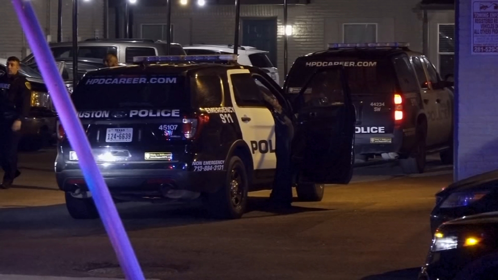Woman shot and kille estranged boyfriend trying to break in, HPD says
