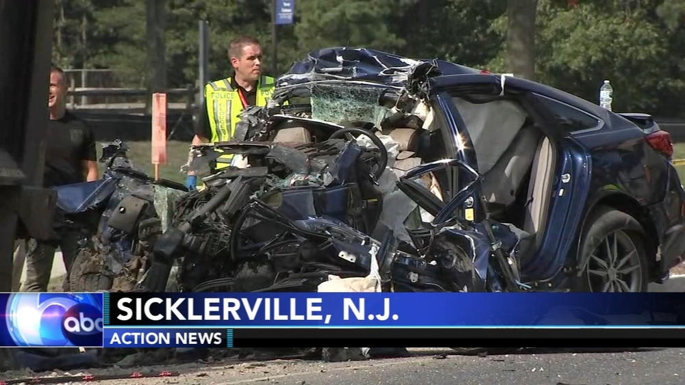 Officials: 2 people killed in car crash in Sicklerville, NJ