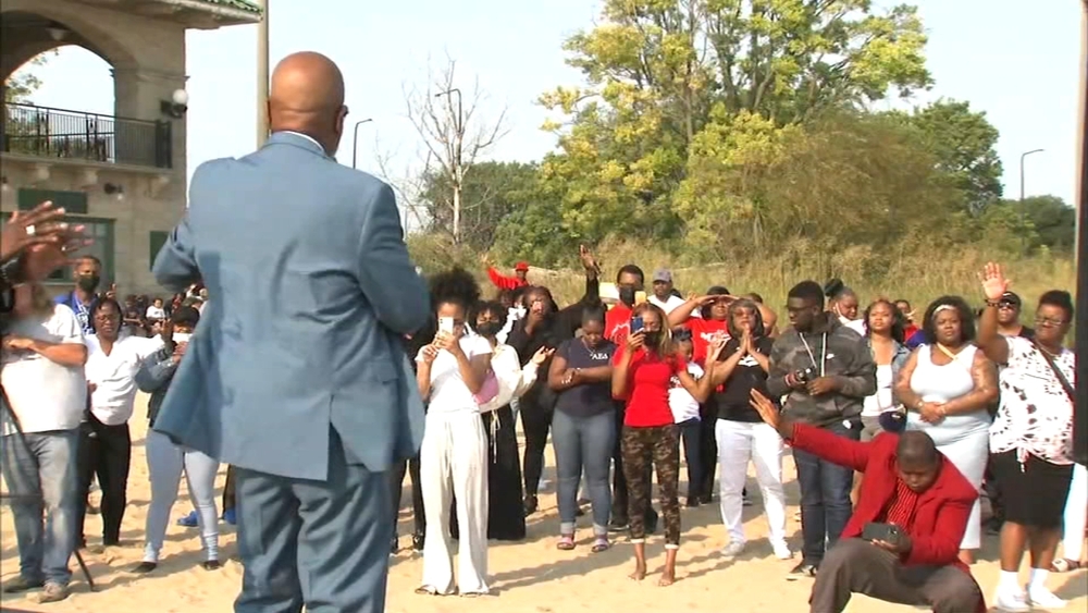 Prayer to end Chicago violence held at 63rd Street Beach