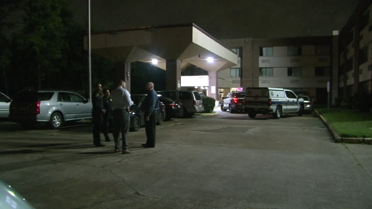 1 dead, suspect on the run after North Freeway hotel shooting