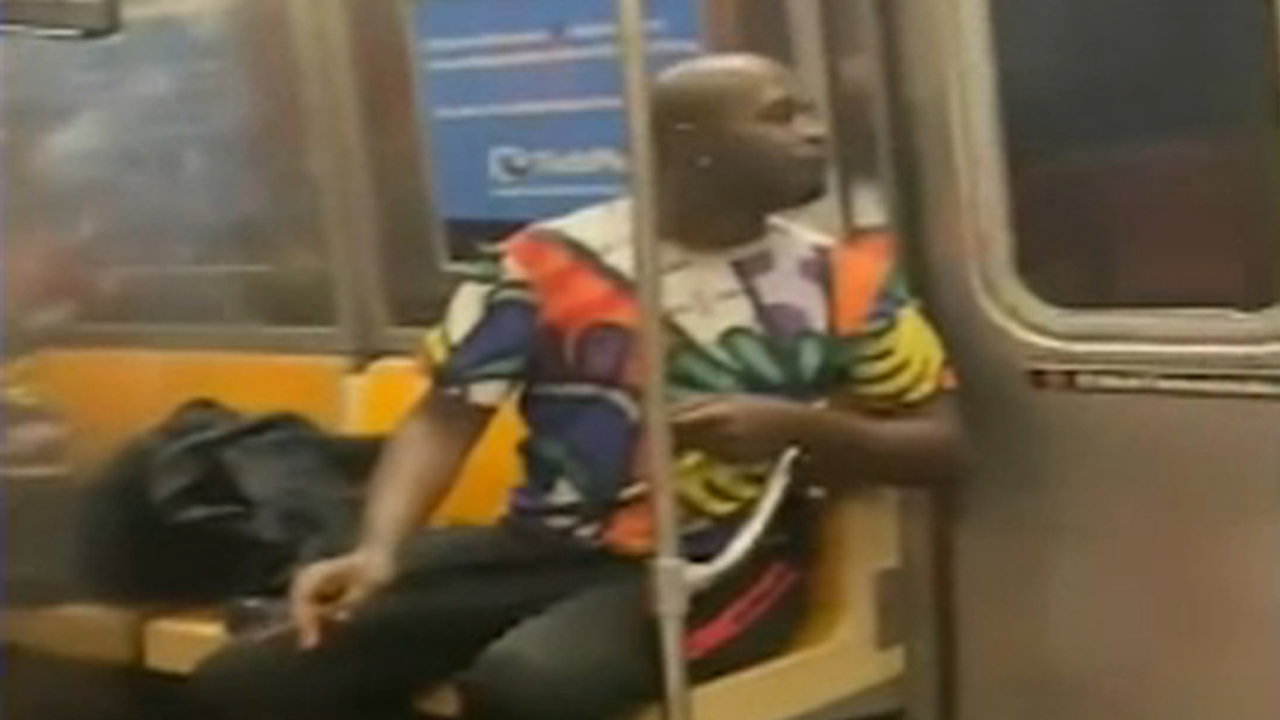 Search for man who pulled knife, threatened 4-year-old girl, father on subway