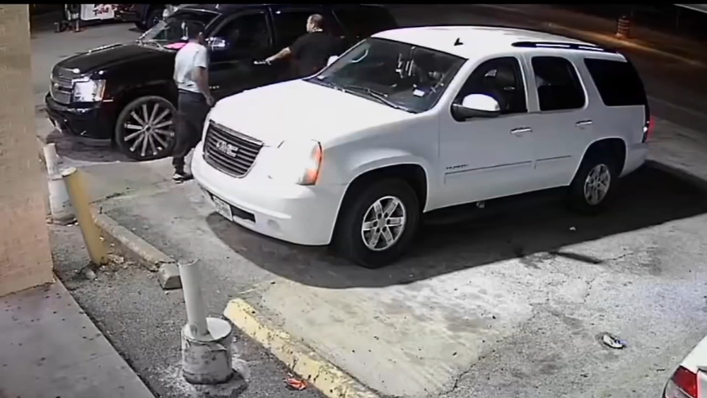2 wanted for carjacking family and threatening 10-year-old, HPD says
