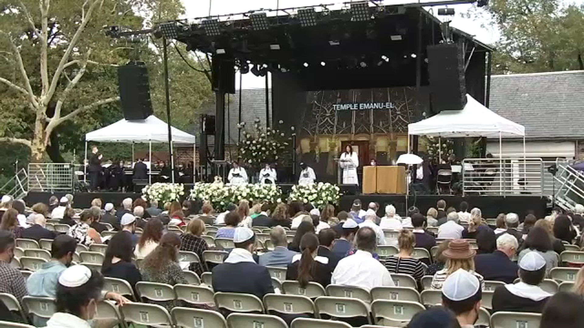 Temple Emanu-El holds its first-ever Yom Kippur services in Central Park