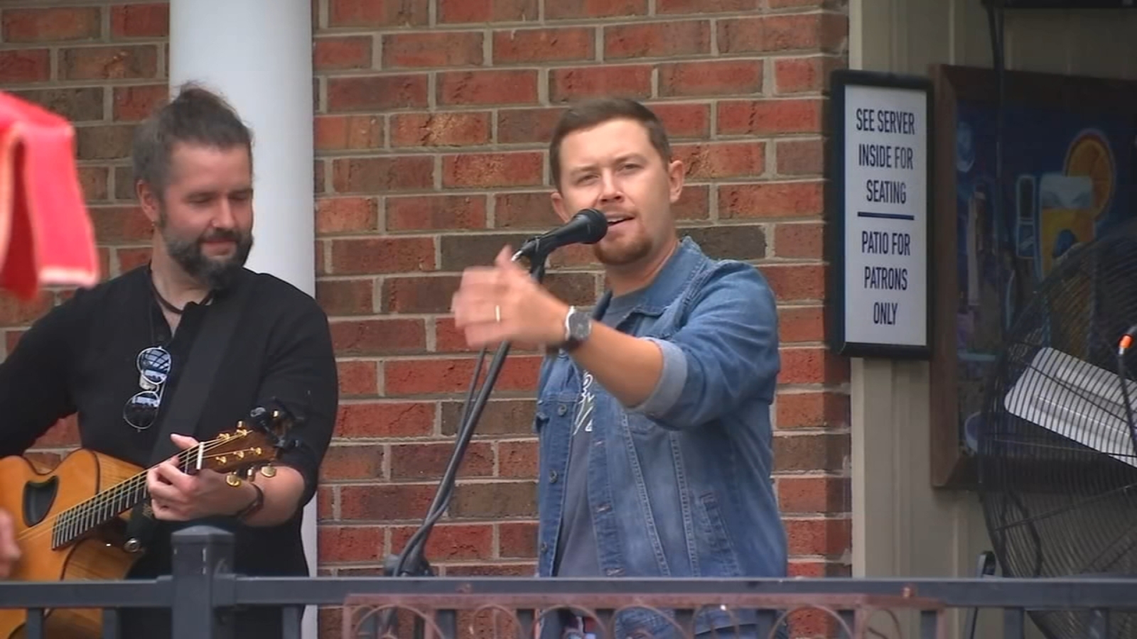 Scotty McCreery puts on live performance at Garner sports bar ABC11