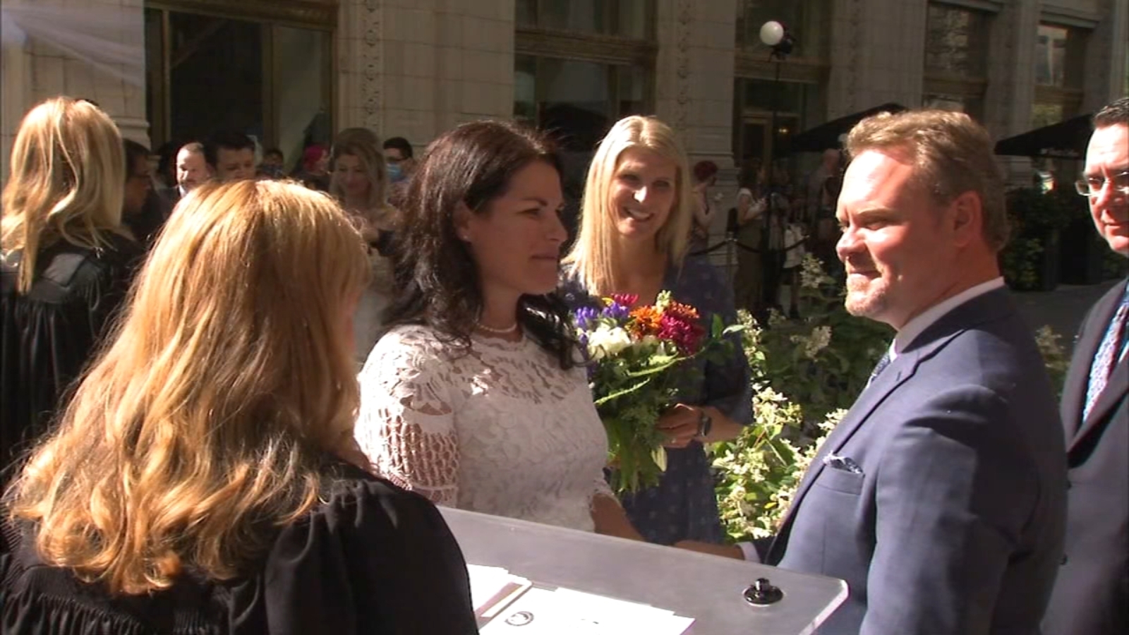 Chicago Couples Get Married In Mass Magnificent Mile Wedding Ceremony Under Wrigley Building Bridge Abc7 Chicago