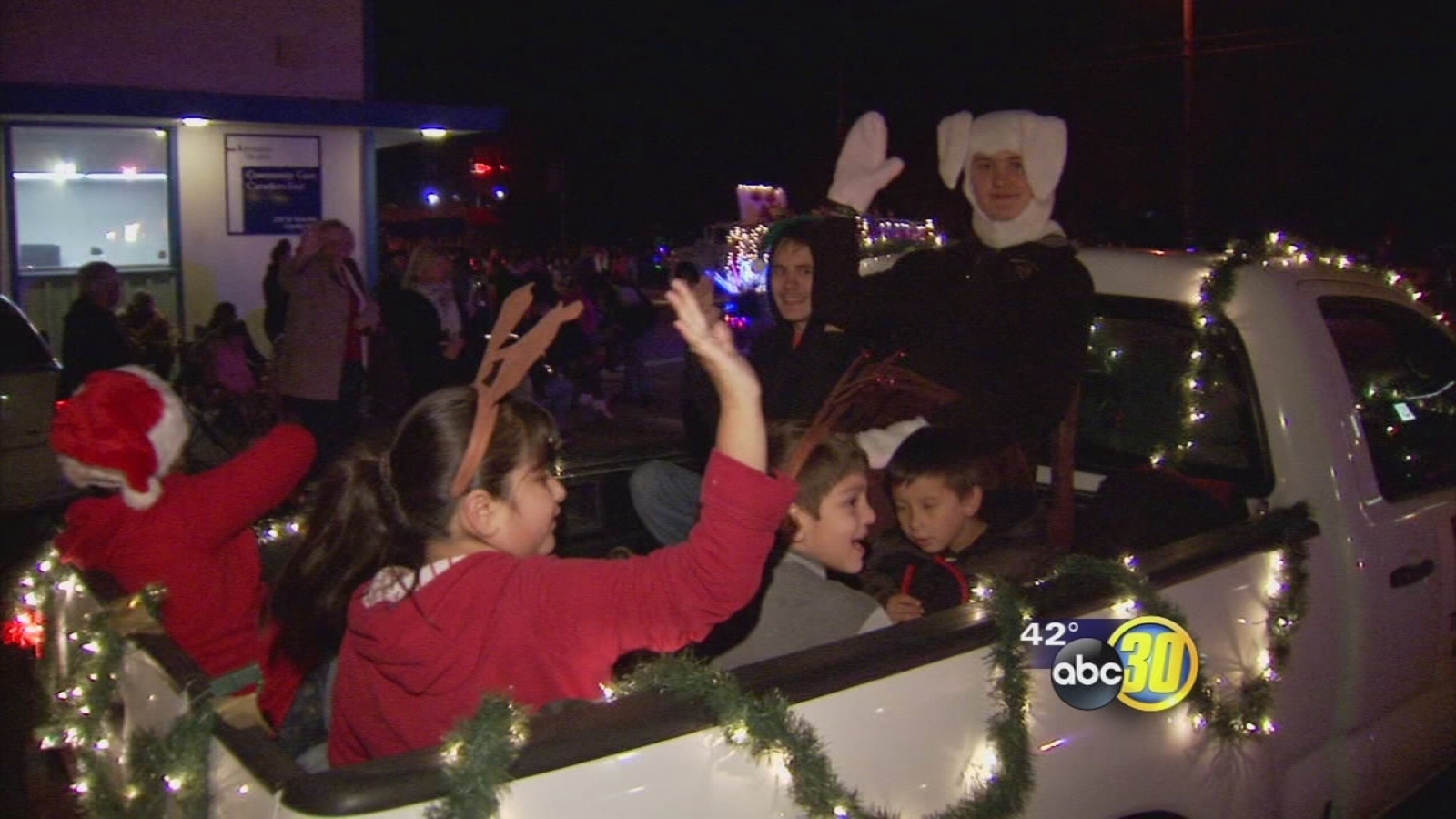 Christmas Parade brings holiday cheer to Caruthers ABC30 Fresno