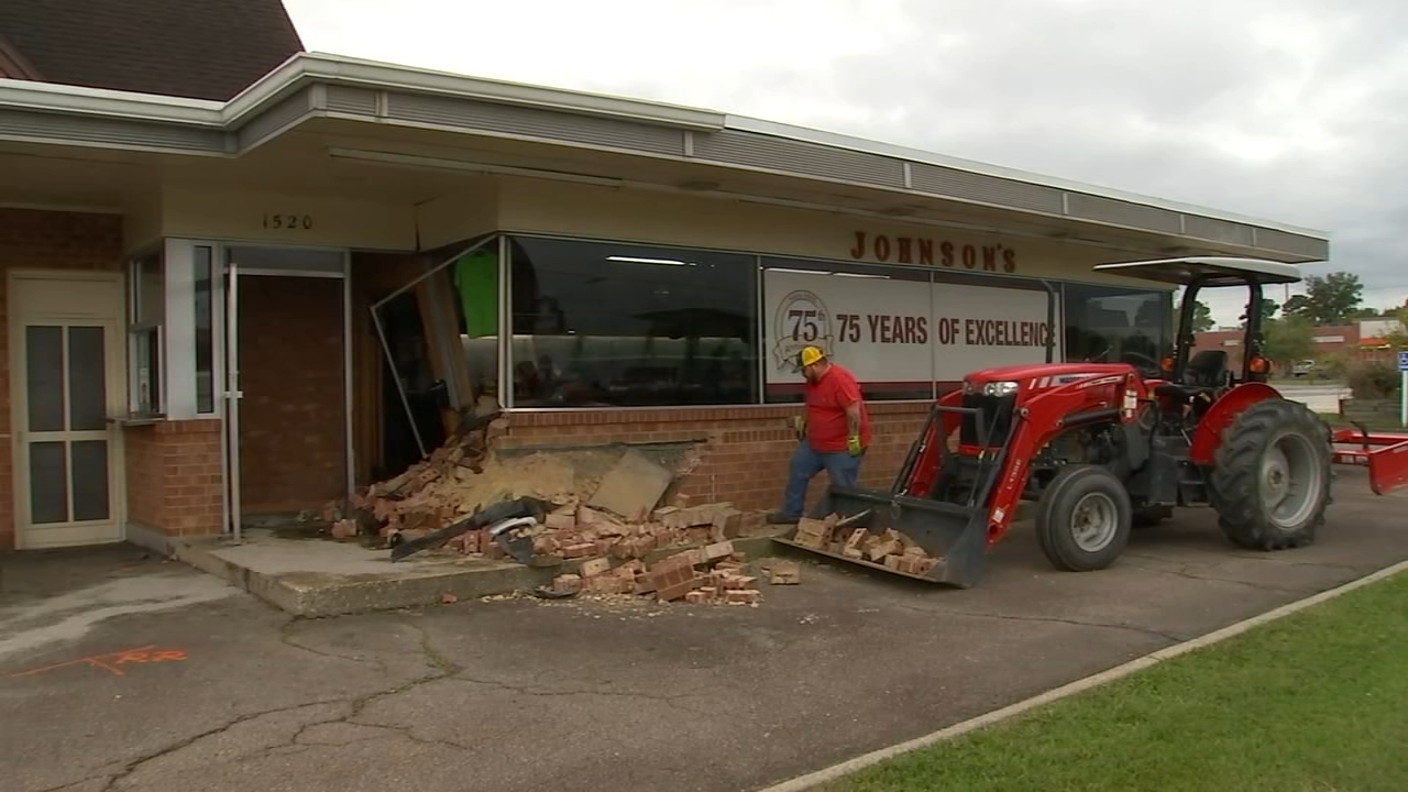 1 dead, 3 injured after car crashes into Siler City burger restaurant