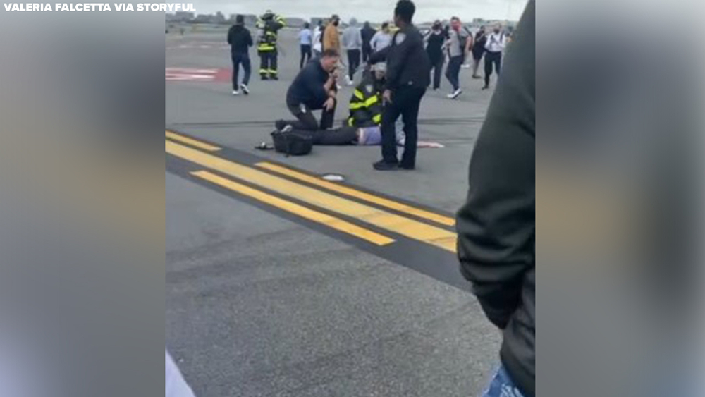 Video: Passengers on tarmac after emergency landing at LaGuardia
