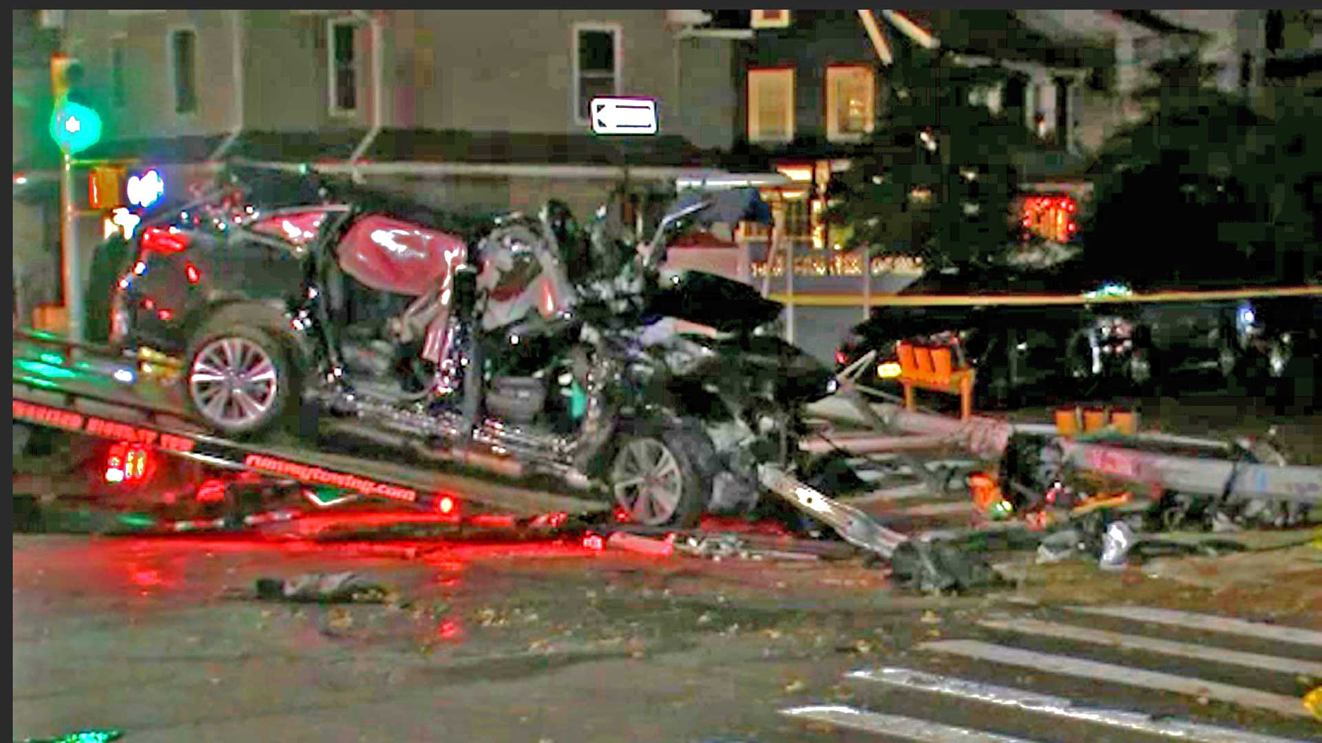 Livery vehicle crash leaves at least 2 hurt in Queens