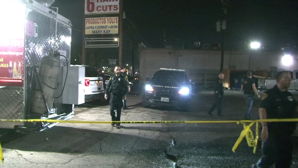 Man shot 3 times after hitting security guard with bat, HPD says