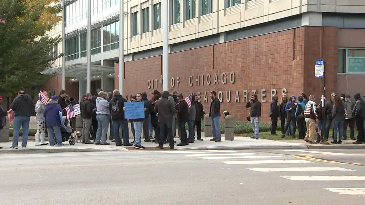 Chicago police officers opposed to vaccine mandate gather at CPD HQ