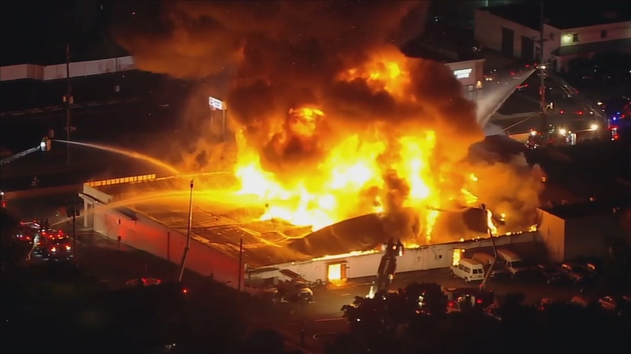 Massive 4-alarm fire destroys auto auction building in Pennsauken